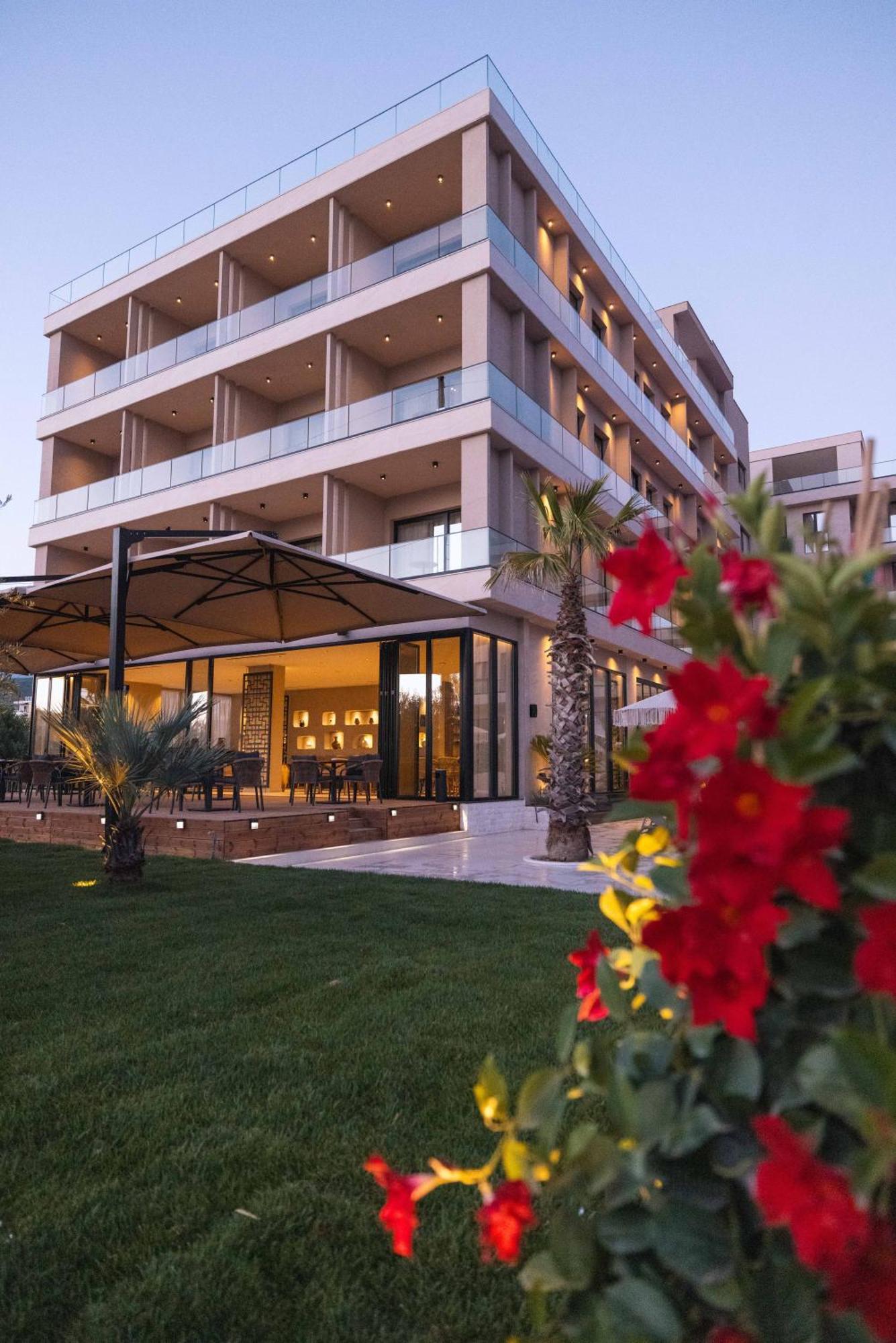 Tris3 Hotel Radhimë Buitenkant foto
