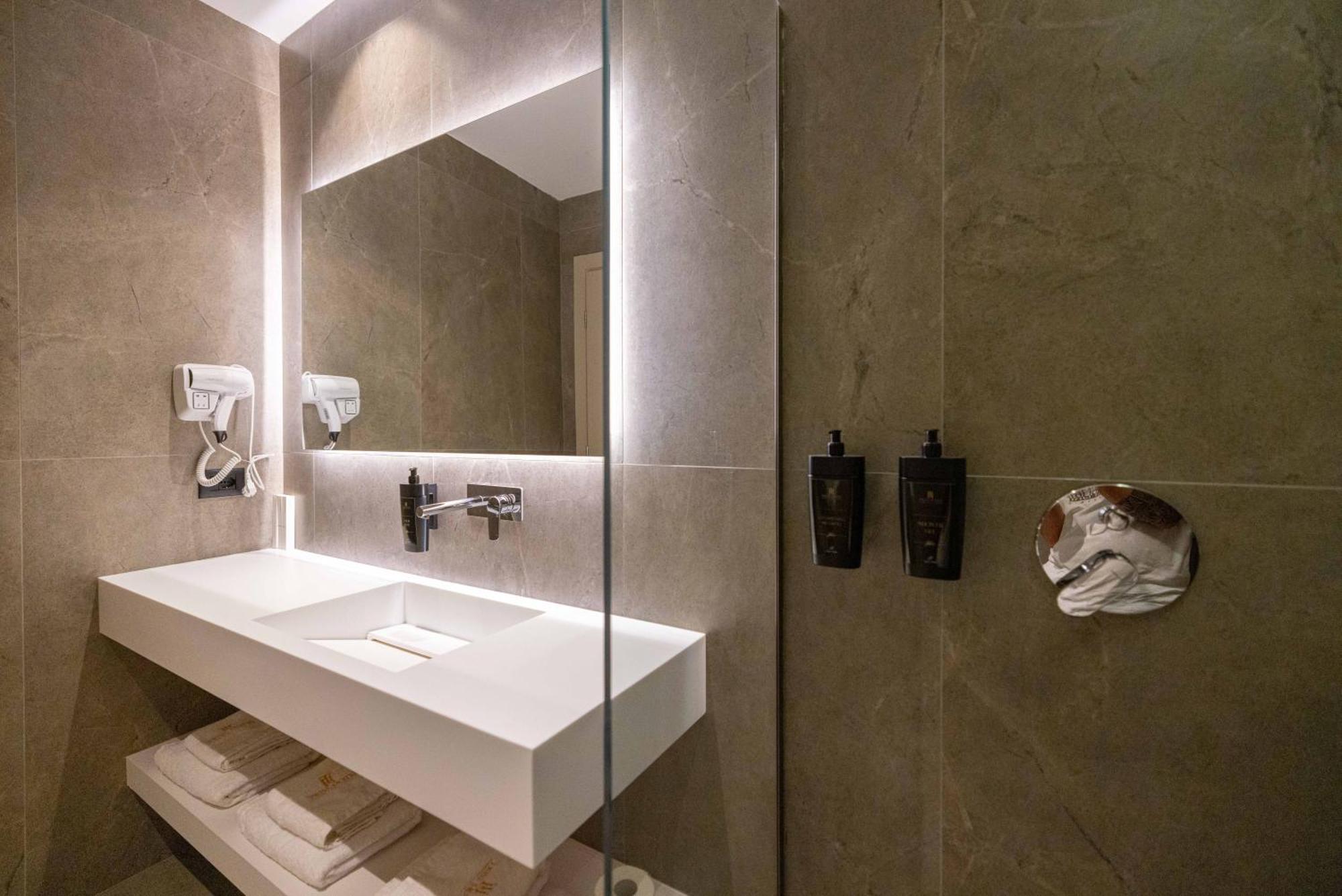 Tris3 Hotel Radhimë Buitenkant foto