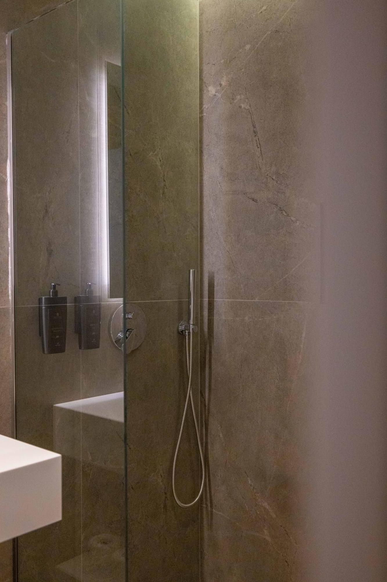 Tris3 Hotel Radhimë Buitenkant foto