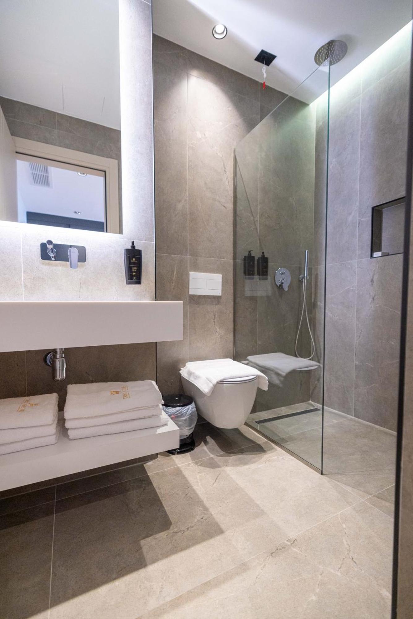 Tris3 Hotel Radhimë Buitenkant foto